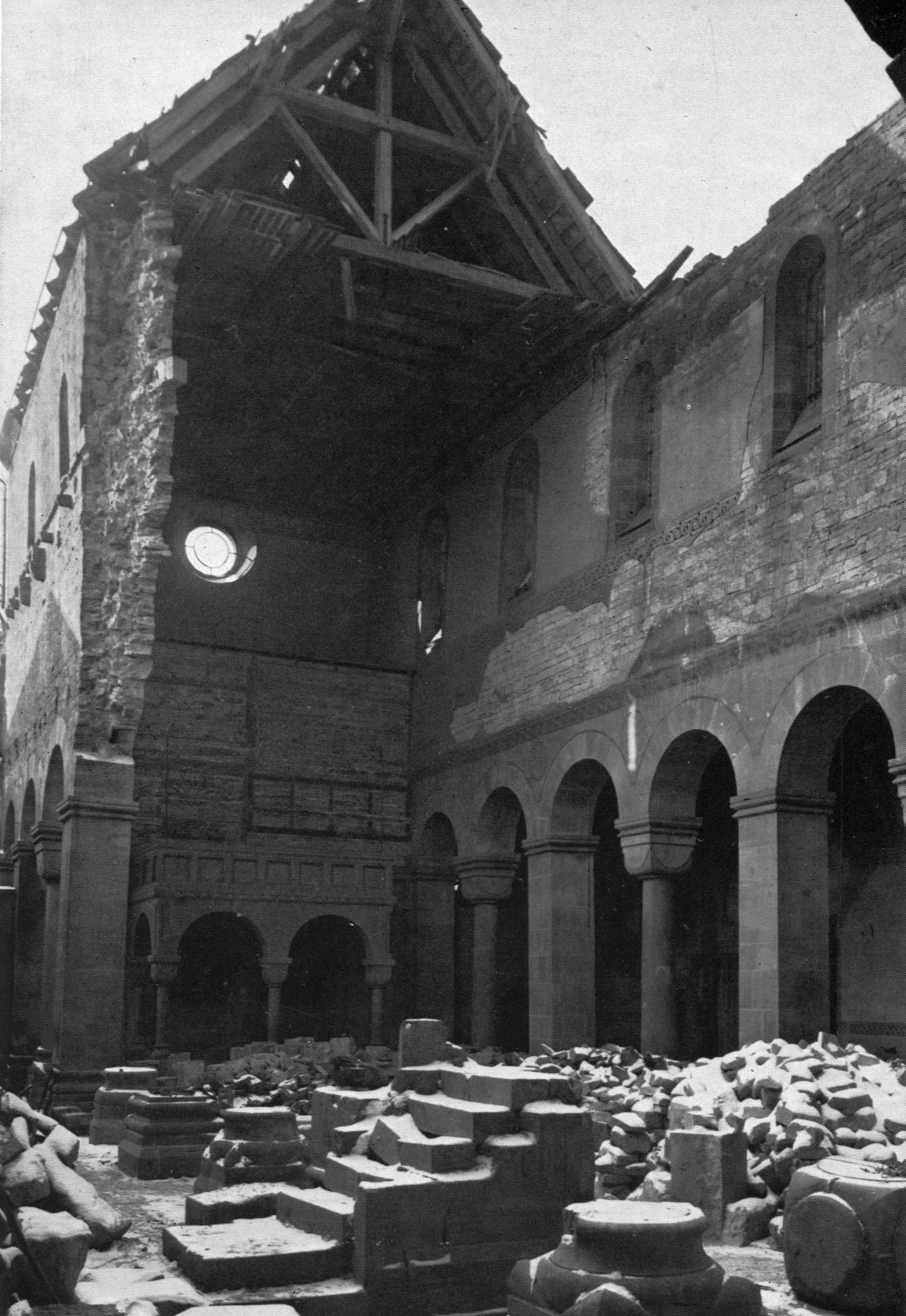 Die zerstörte Klosterkirche Amelungsborn 1945